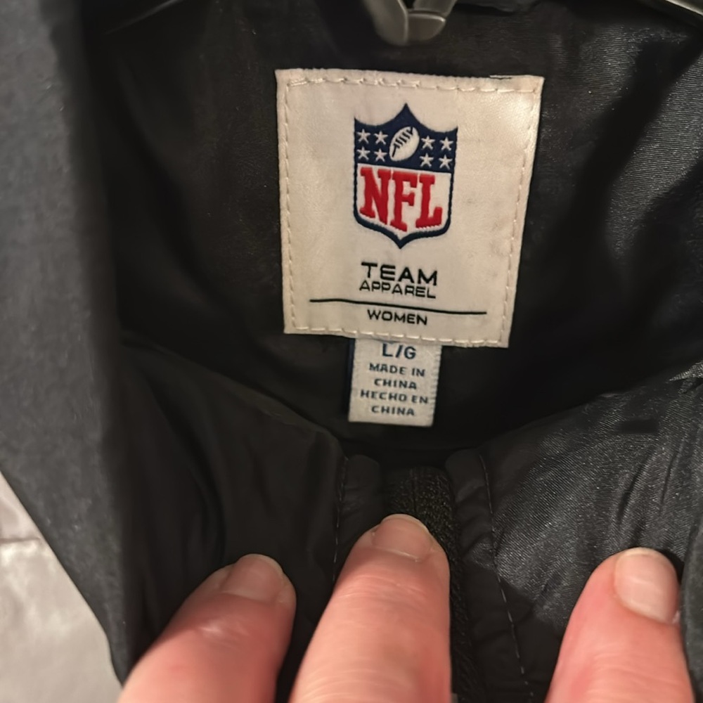 NFL Los Vegas Raiders Football Women’s Puffer Vest Size Medium & Large - Picture 3 of 5